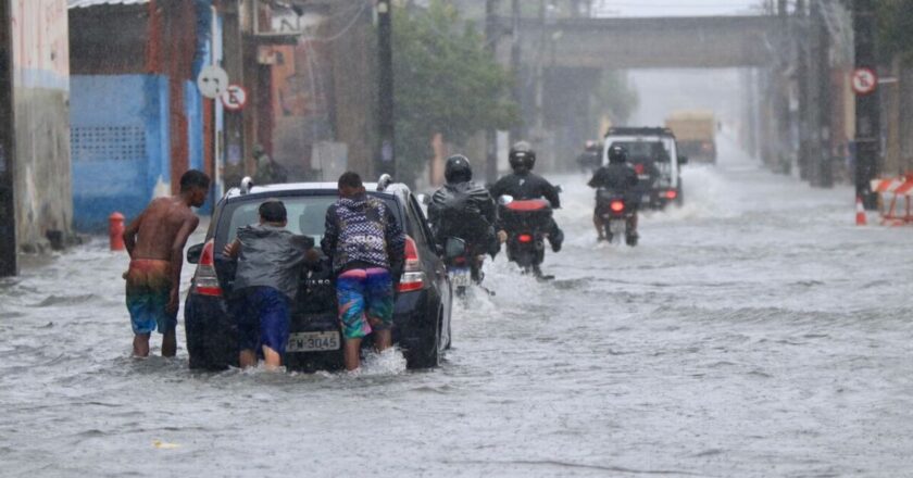 Prefeitura do Recife renova Alerta Máximo e suspende aulas