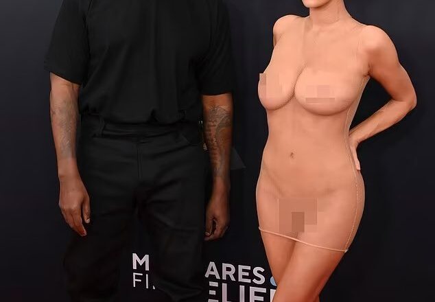 Bianca Censori chama atenção no Grammy 2025 com look ousado