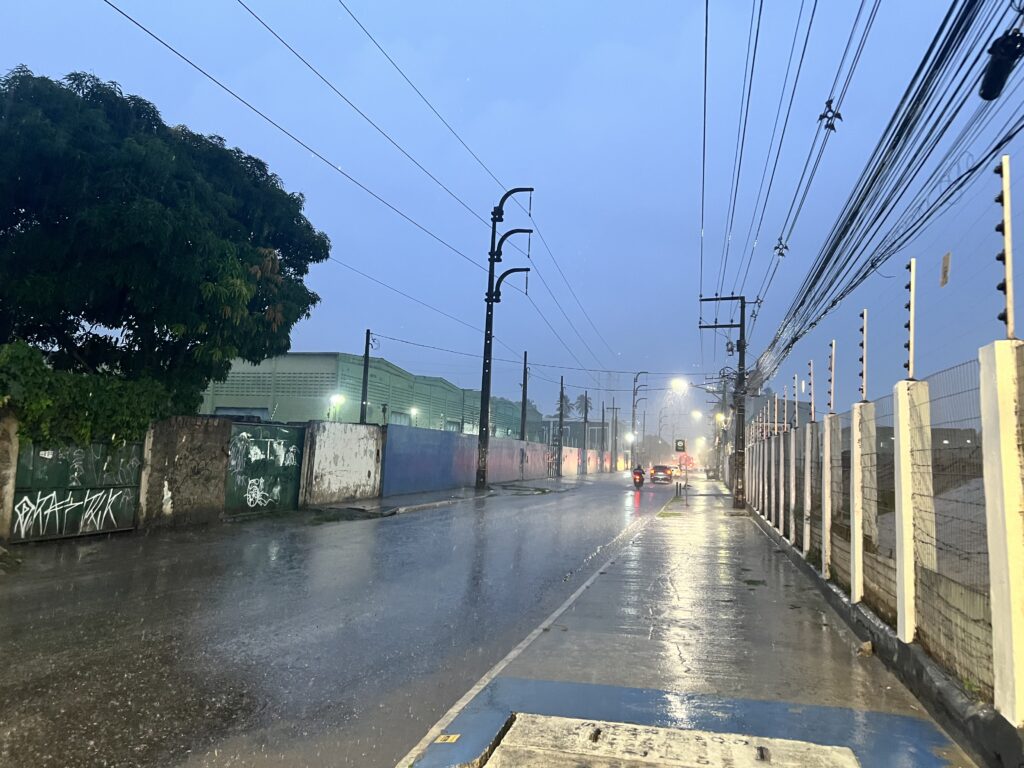 Com 149 mm de chuva, Recife entra em alerta máximo; Prefeitura mobiliza equipes para minimizar impactos.