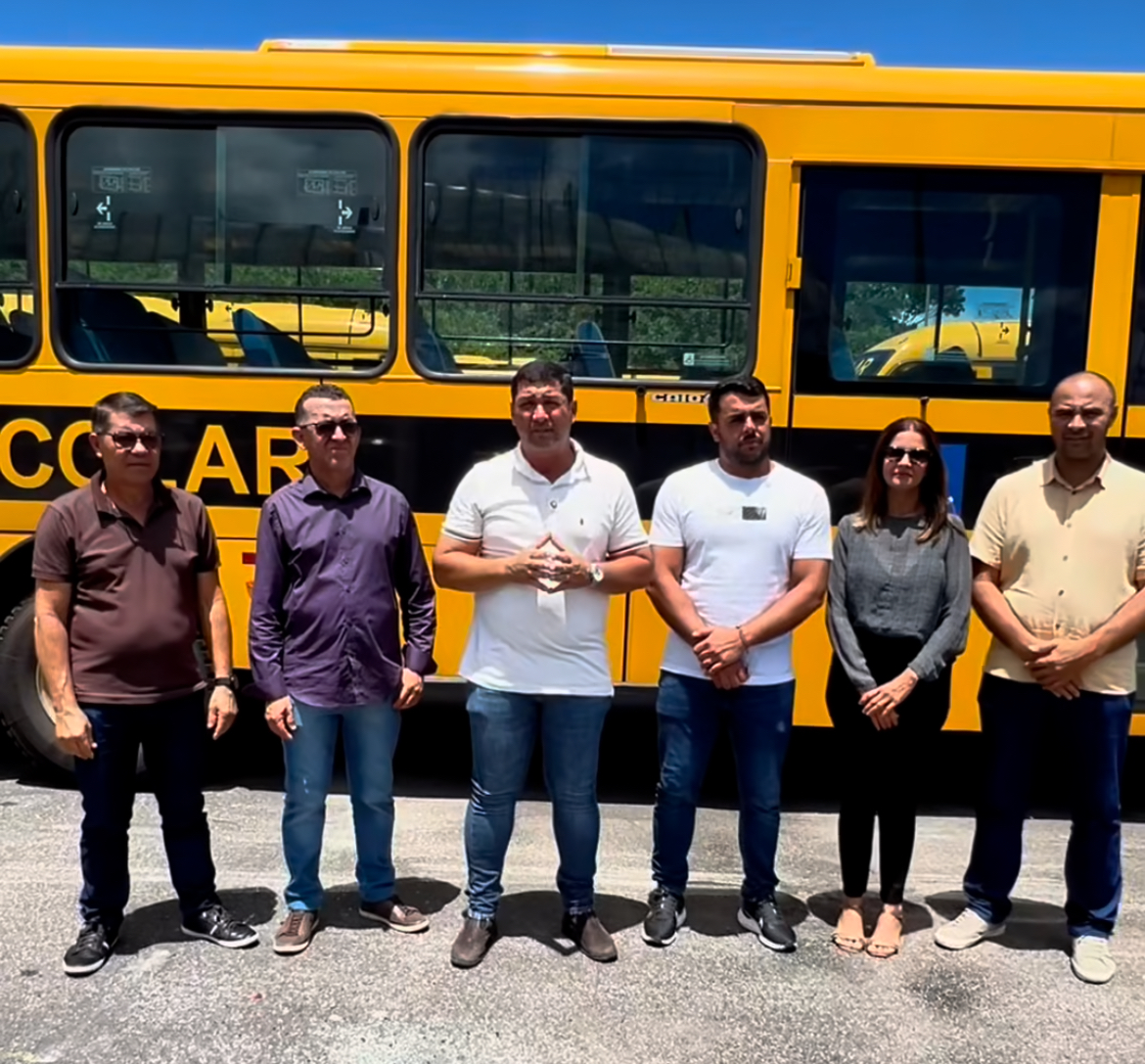 Com apoio do programa Juntos Pela Educação, Jeyson Falcão garante transporte de qualidade para estudantes de Primavera.