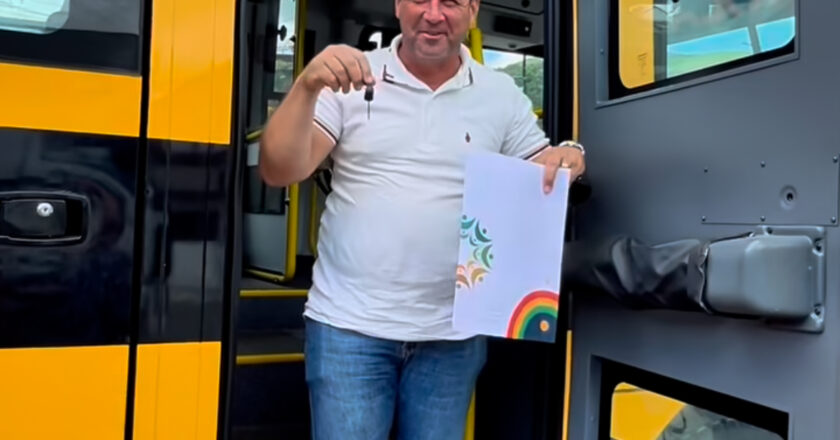 Prefeito Jeyson Falcão recebe ônibus escolar para Primavera