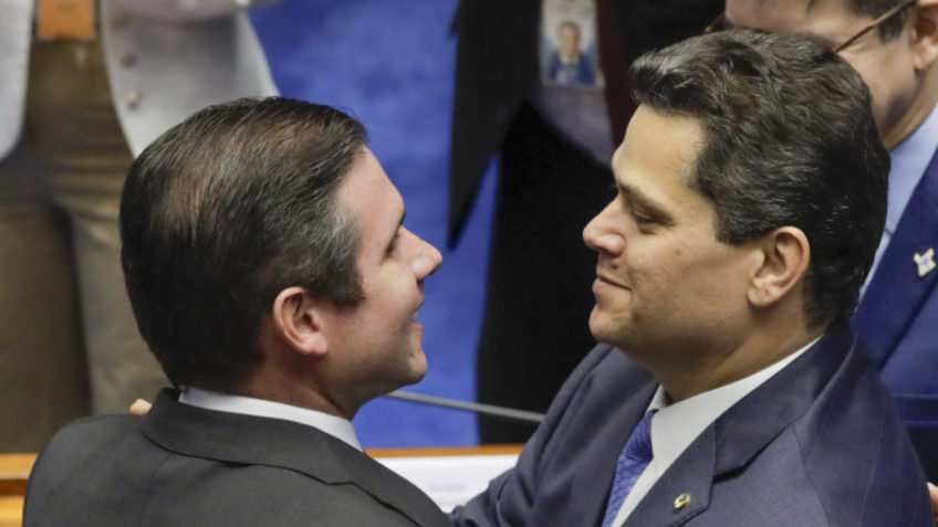 Senador David Alcolumbre com o Deputado Hugo Motta - Plenário do Senado Federal durante a sessão para a eleição da Mesa Diretora  que irá para eleger o próximo presidente da Casa. Os congressistas também escolherão os outros 10 integrantes da mesa diretora. A nova gestão terá um mandato de 2 anos. | Sérgio Lima/Poder360 - 01.fev.2025