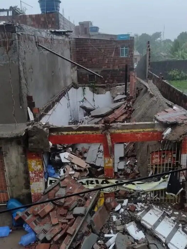 Teto de Padaria desaba com fortes chuvas no bairro de Barra de Jangada em Jaboatão dos Guararapes. Foto - Redes Sociais