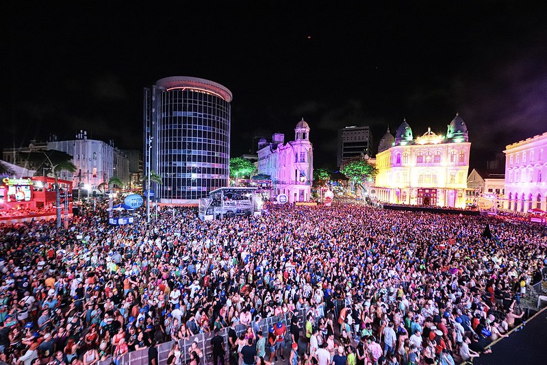 Maracatus, grandes artistas e o tradicional Orquestrão garantiram uma despedida apoteótica no Marco Zero do Recife.