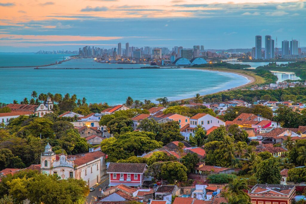 Olinda festeja 490 anos com blocos e shows, enquanto Recife comemora seus 488 anos com eventos culturais e sociais.