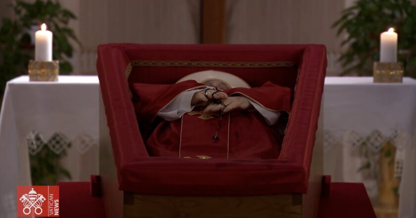 Vaticano divulga imagens do corpo do Papa Francisco