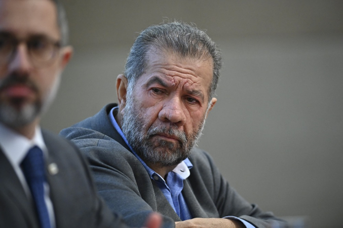 Pressão cresce para afastamento de Carlos Lupi do INSS