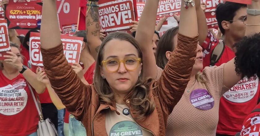 Vereadora Kari Santos apoia greve de professores no Recife