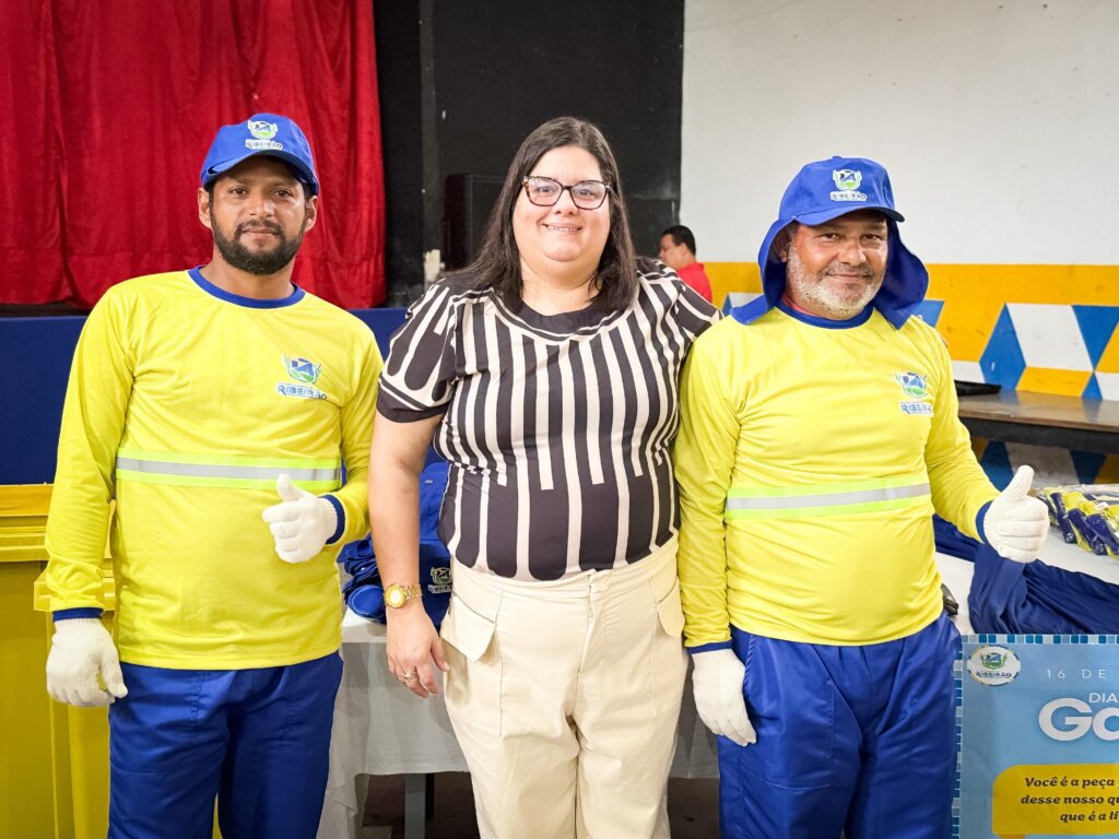 Ribeirão homenageia garis com novos kits de trabalho