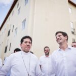 João Campos anuncia habitacional com nome do Papa Francisco