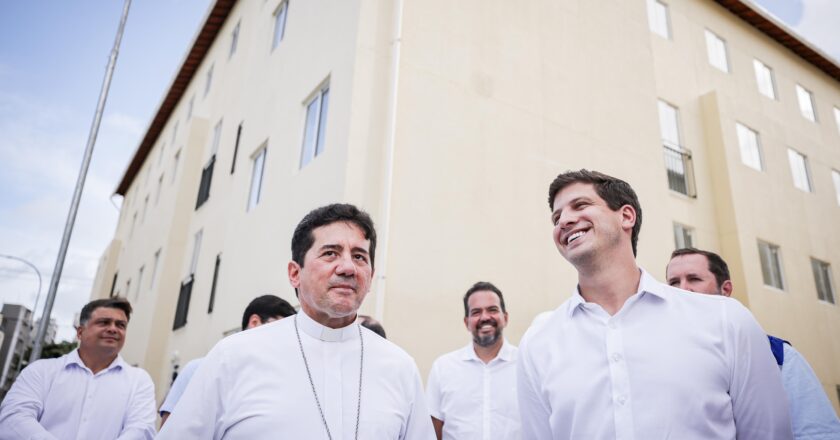 João Campos anuncia habitacional com nome do Papa Francisco