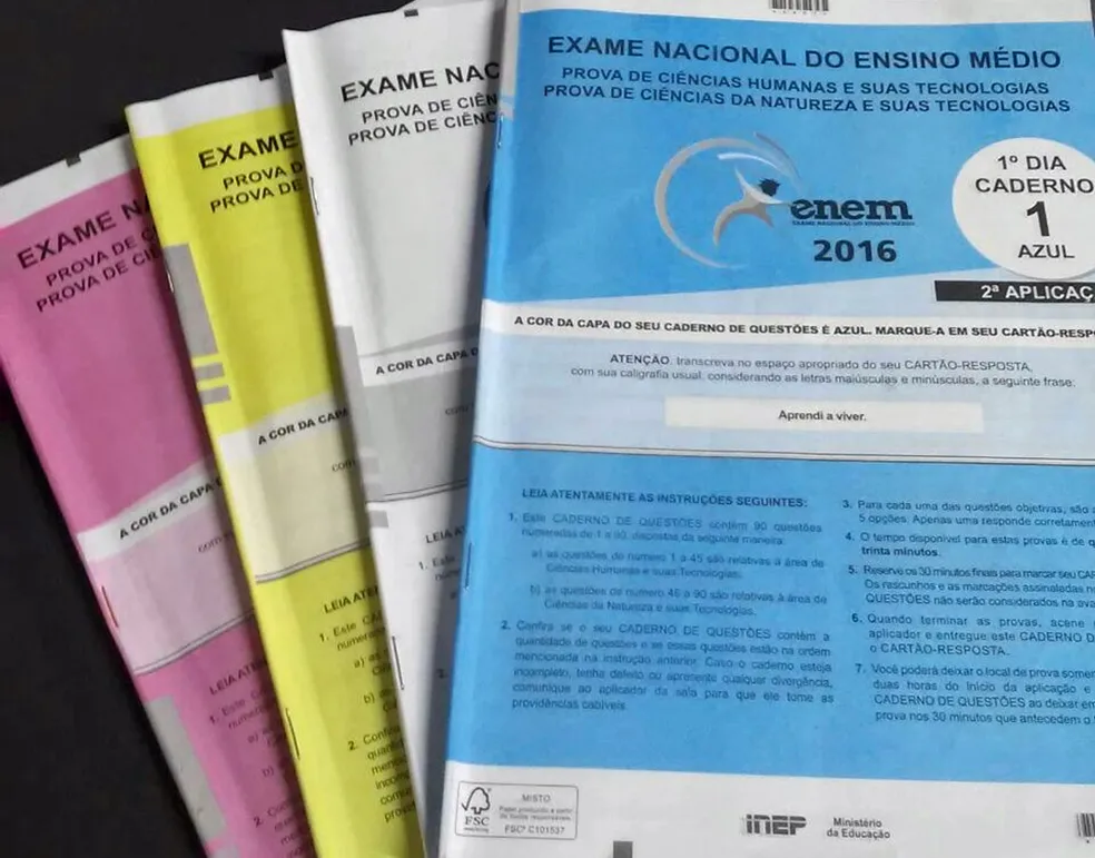 Cadernos de provas do primeiro dia da segunda aplicação do Enem 2016 — Foto Divulgação-Ari de Sá