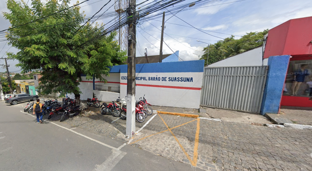 Prefeitura de Escada-PE omite ações de alfabetização. Escola Municipal Barão de Suassuna no centro da cidade. Foto: Google Maps