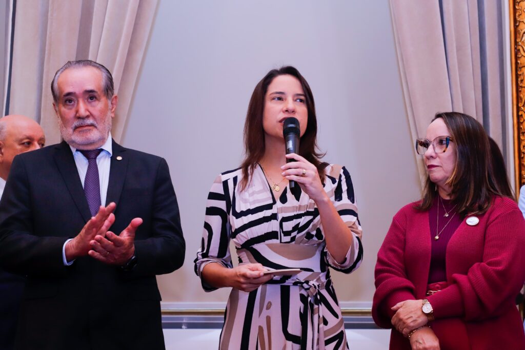 PE realiza maior entrega de títulos de imóveis da gestão