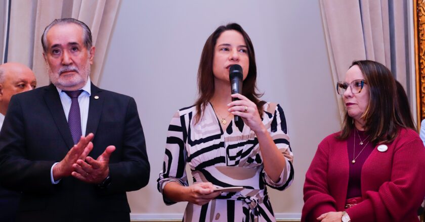 Raquel Lyra entrega mil títulos de imóveis no Recife