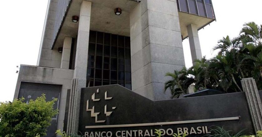 Banco Central sobe Selic a 15% e Brasil lidera em juro real