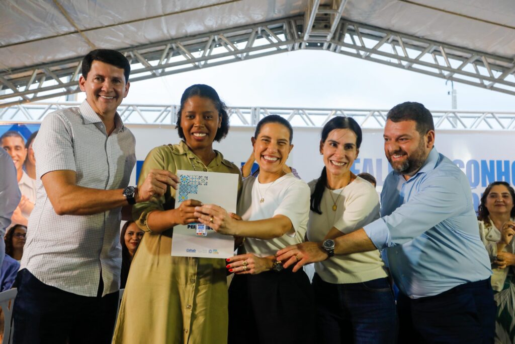 Entrega faz parte do programa Morar Bem PE – Entrada Garantida, que já beneficiou 440 famílias em Petrolina.