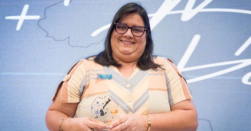 Carol Jordão recebe prêmio e destaca liderança feminina