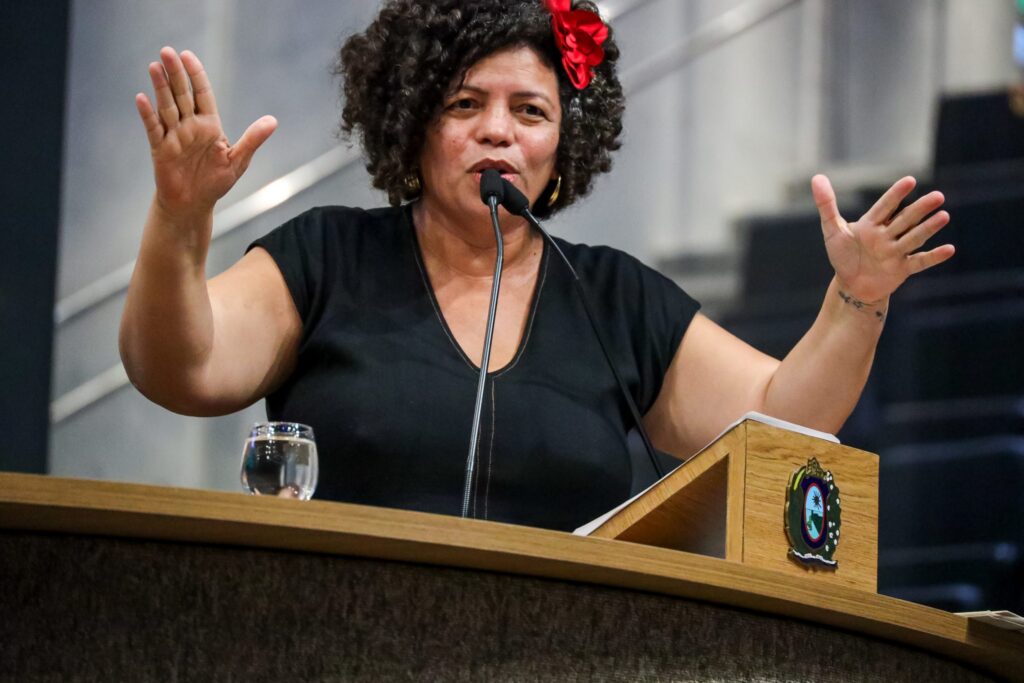 Em meio a rumores de ida ao PT, Dani Portela é cobrada por clareza sobre apoio à chapa majoritária do PSOL.