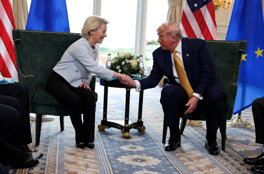 Trump e UE anunciam pacto que impõe tarifa de 15% e prevê investimentos bilionários em energia e defesa nos EUA.