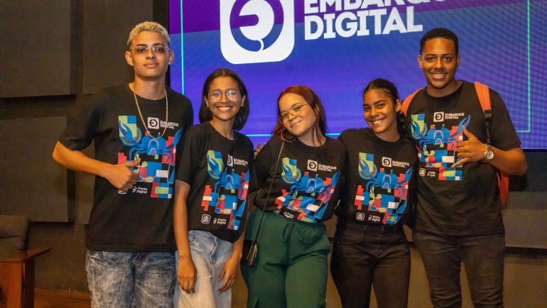 Embarque Digital oferece vagas em tecnologia