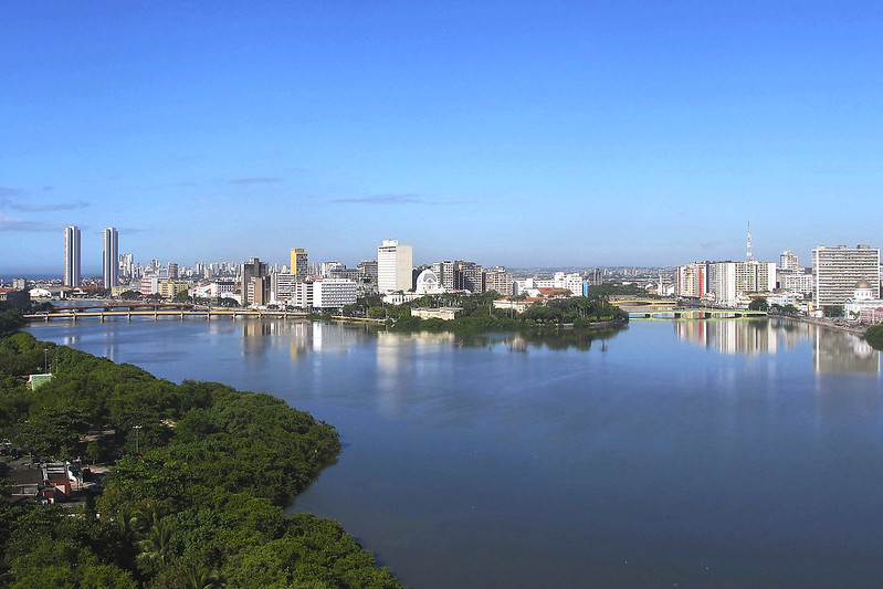 Aula pública em catamarã reúne 80 jovens no Recife para discutir manguezais e meio ambiente no Dia Internacional