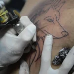 Nova resolução veta sedação médica em tatuagens estéticas