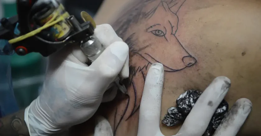 Nova resolução veta sedação médica em tatuagens estéticas
