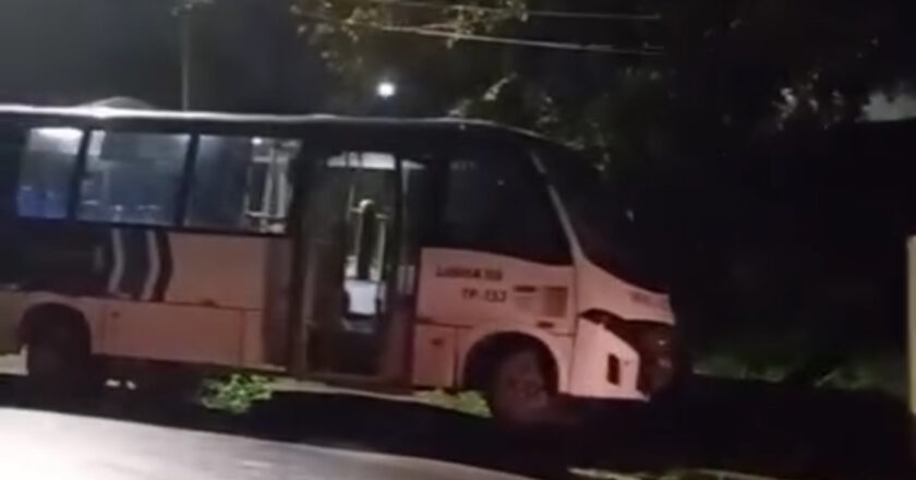 Micro-ônibus sofre colisão em Marcos Freire