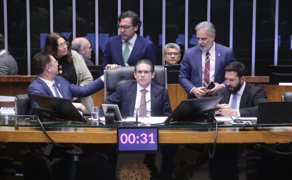 Mais deputados federais serão eleitos em 2026, mas proposta para reduzir a escala 6x1 segue travada.