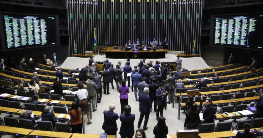 Após veto de Lula, deputados aprovam pauta-bomba