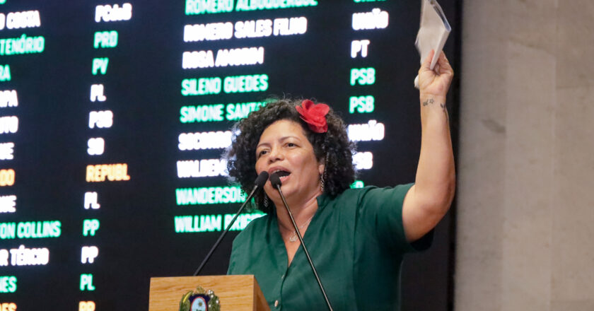 Dani Portela contesta acusações de favorecer parente do marido