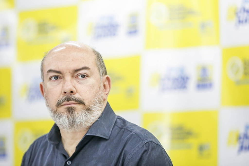 Oito pessoas, incluindo ex-secretário de Saúde do Recife, são acusadas de dispensa ilegal de licitação.