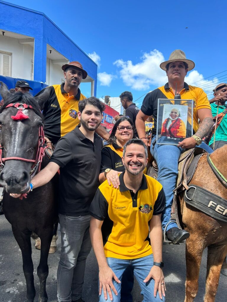 Autoridades e comunidade participaram juntas da 5ª edição da Cavalgada Sr. Santana, em Ribeirão.