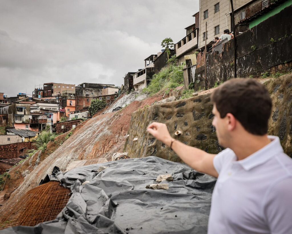 João Campos destacou importância das obras para a melhoria da qualidade de vida das famílias.