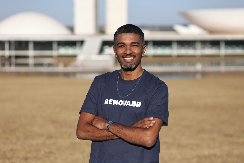 O jornalista e ativista Sanchilis Oliveira está entre os 109 selecionados do RenovaBR 2025, após processo com 50 mil inscritos.