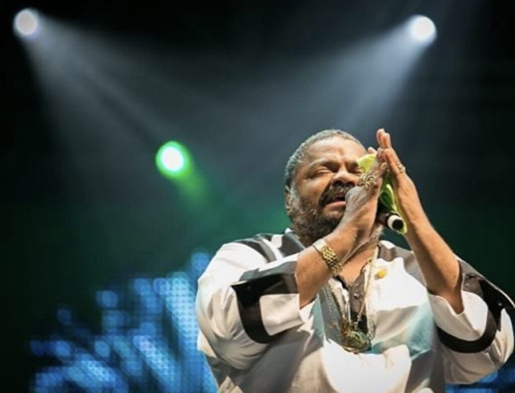 Arlindo Cruz em momento de emoção no palco.