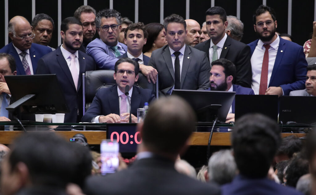 Confusão no plenário leva a pedidos de afastamento de deputados.