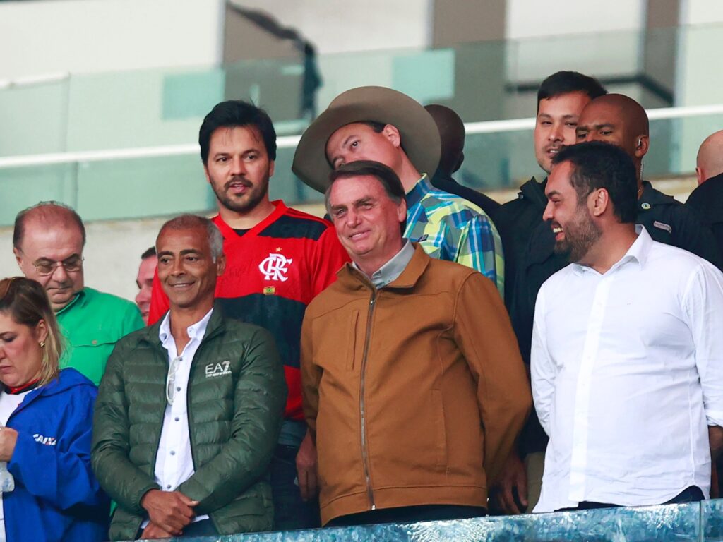 Romário unfollow Bolsonaro e remove imagens com o ex-presidente