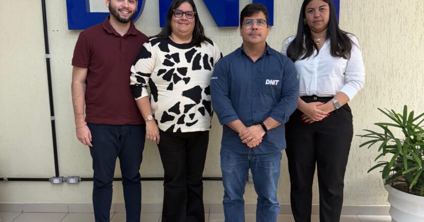 Carol Jordão articula projetos em encontro no DNIT