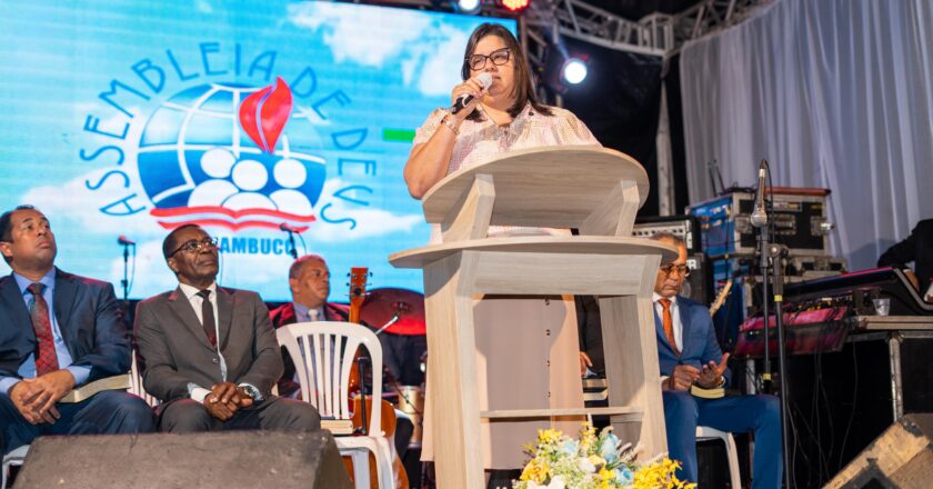 Carol Jordão abre os 97 anos de Ribeirão com culto