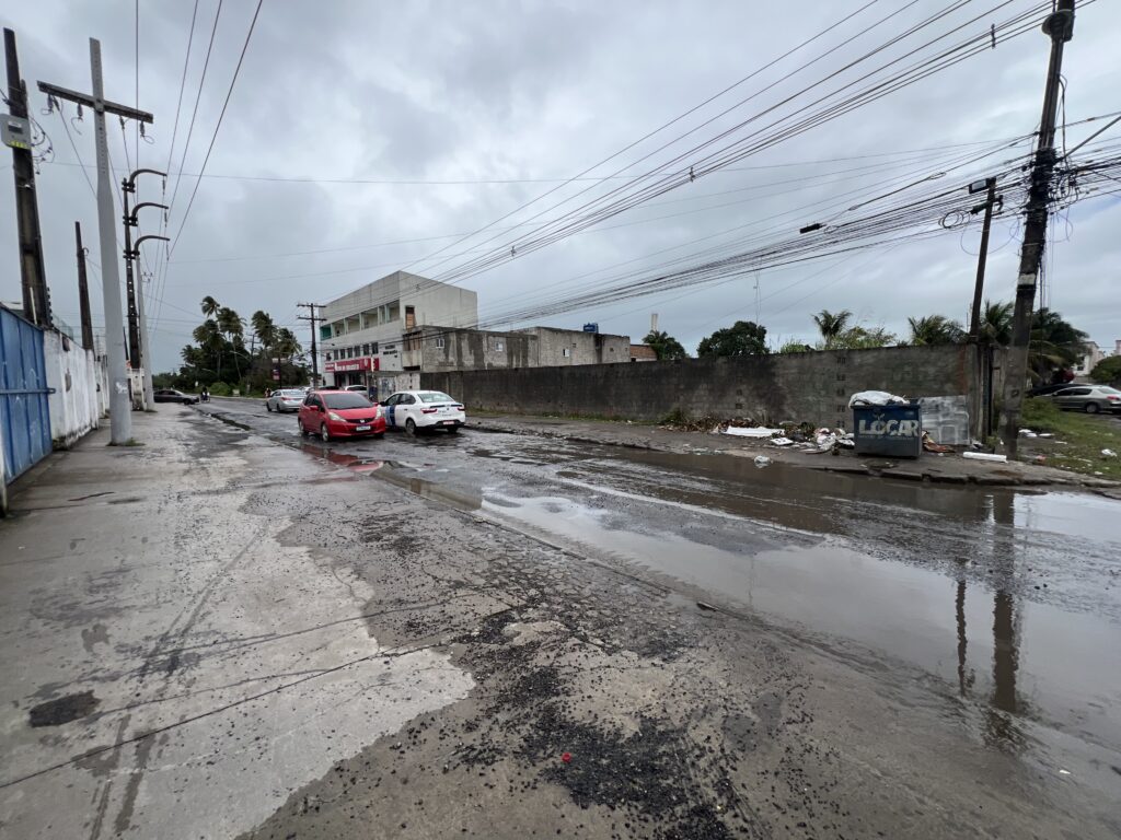 A estrada de Curcurana no bairro de Barra de Jangada, está cheia de buracos e quando chove alaga causando trantornos a quem circula na via. Foto: Sanchilis Oliveira