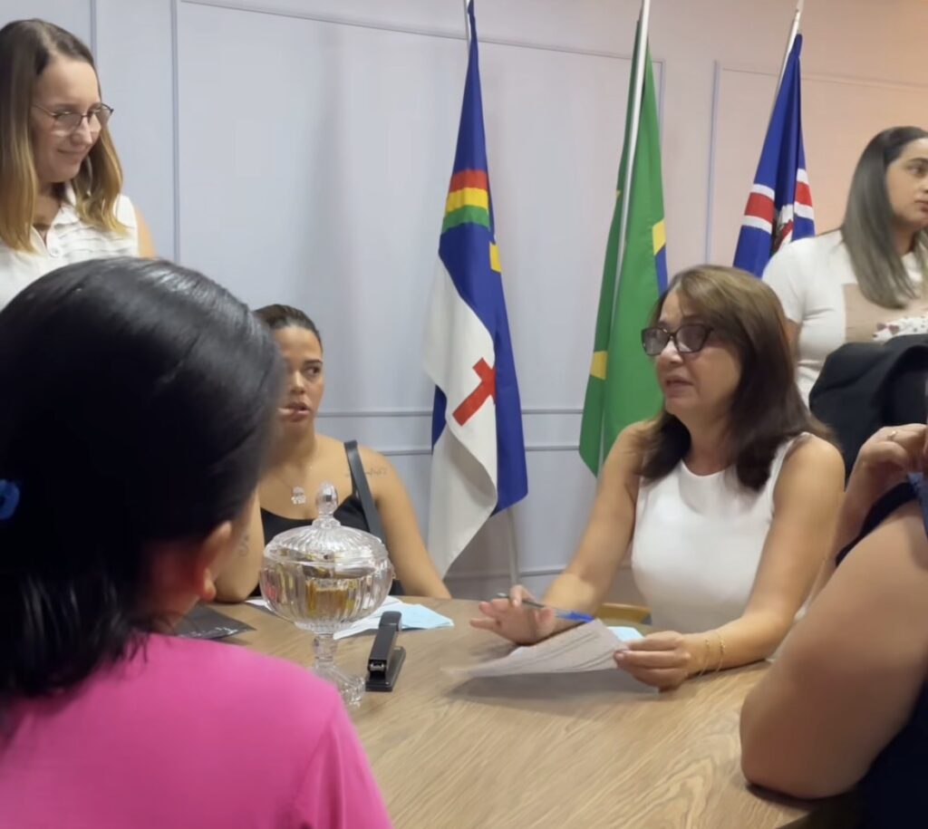 Prefeita de Escada, Mary Gouveia (PL), atendendo em seu gabinete na prefeitura.