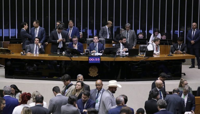 Câmara aprova PEC da Blindagem; veja votos de PE