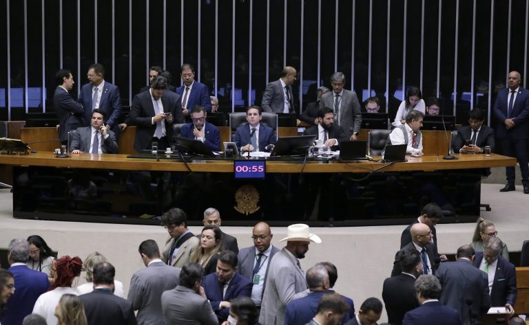 Plenário da Câmara dos Deputados em votação da PEC da Blindagem