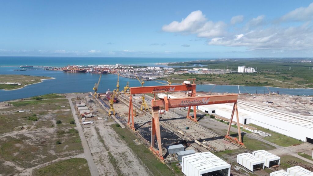 Suape abrigará primeira fábrica de e-metanol das Américas com foco em sustentabilidade e desenvolvimento regional.