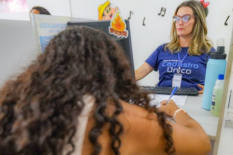 Número de famílias pobres caiu de 26,1 milhões em 2023 para 19,5 milhões em 2025.